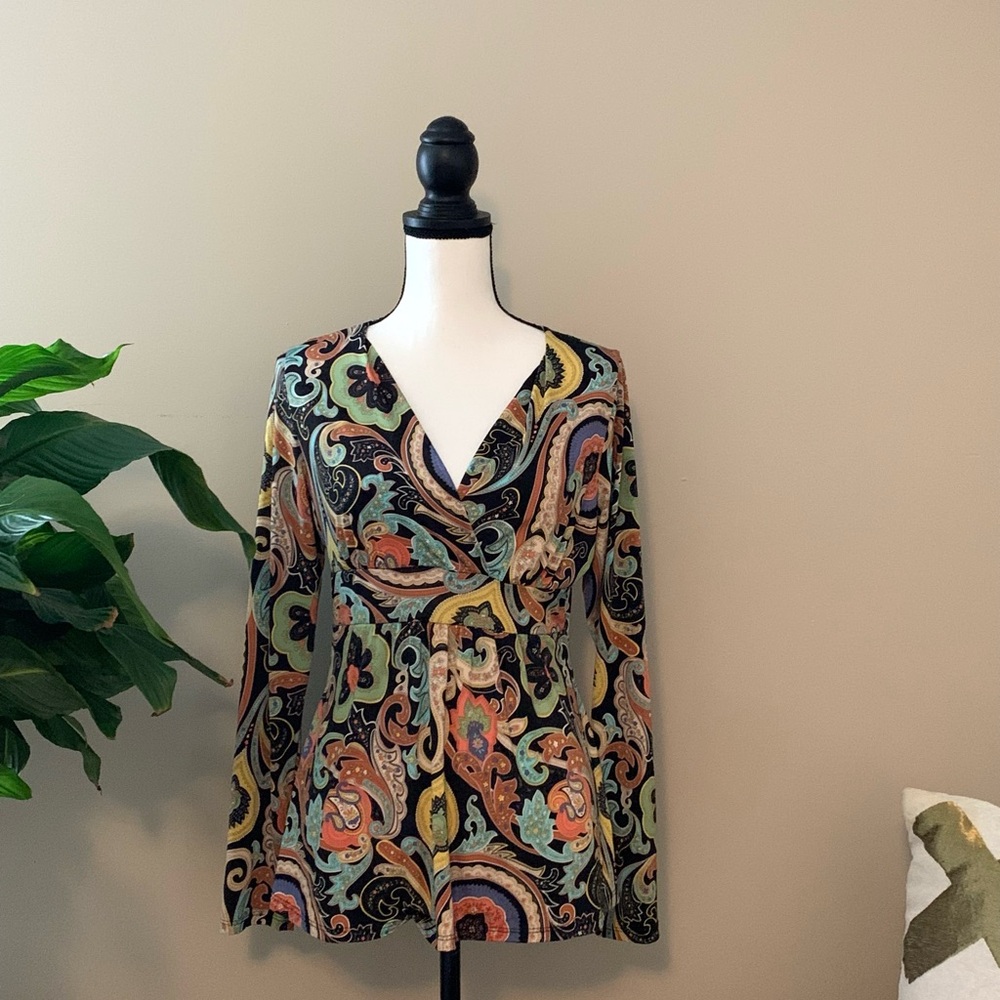 D O N A T E D 
Paisley V-Neck Women's Top size large EUC B62